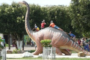Dinossauro em praça de Novo Airão